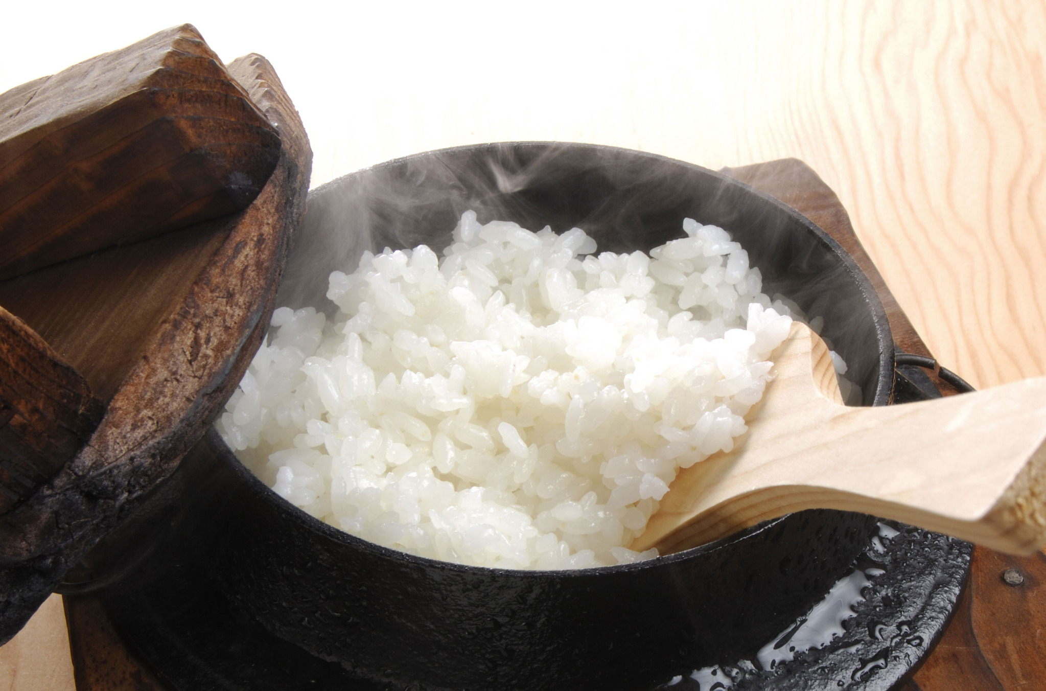 土鍋で炊き上がったごはんとしゃもじ
