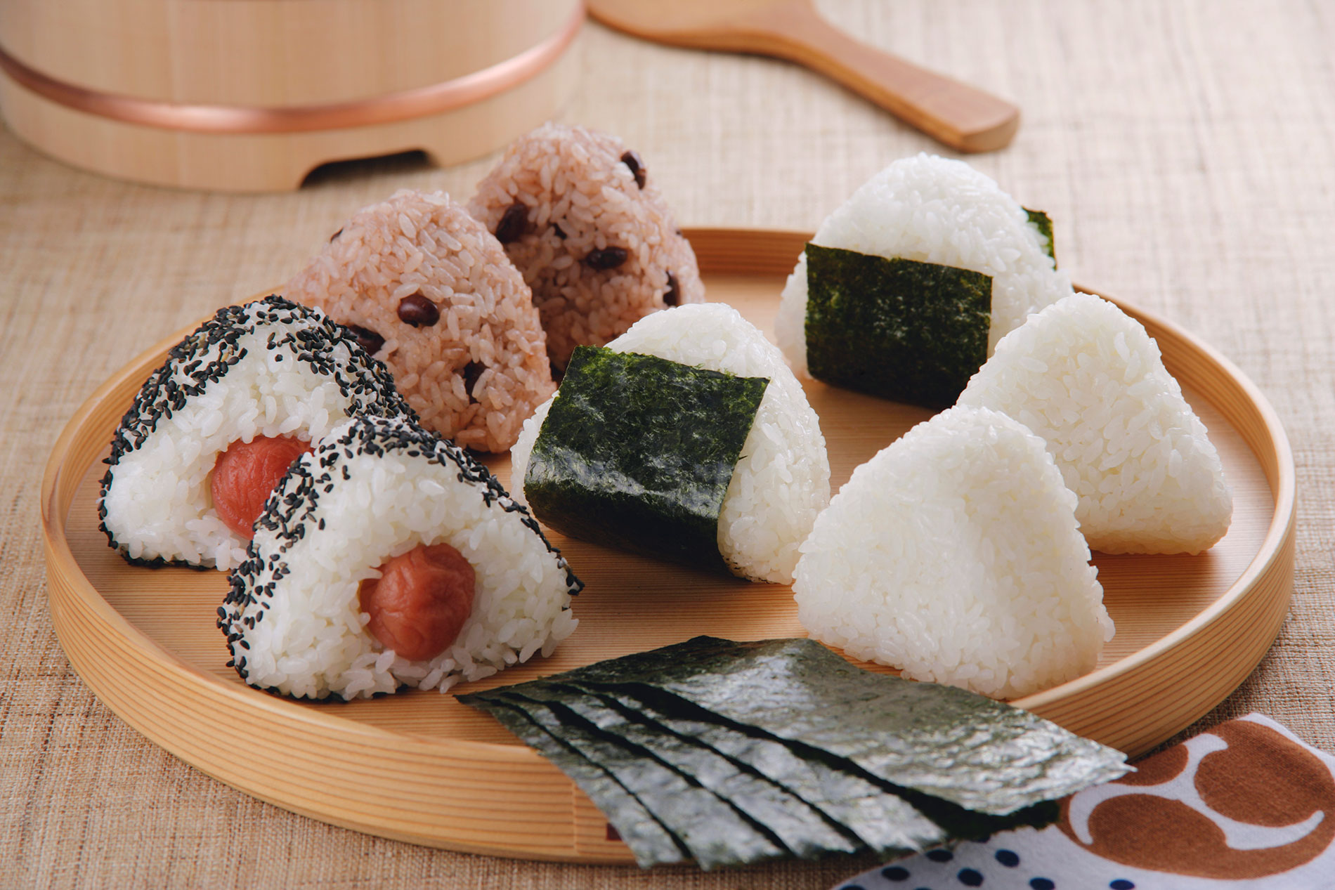 いろいろなおにぎりを並べた食卓