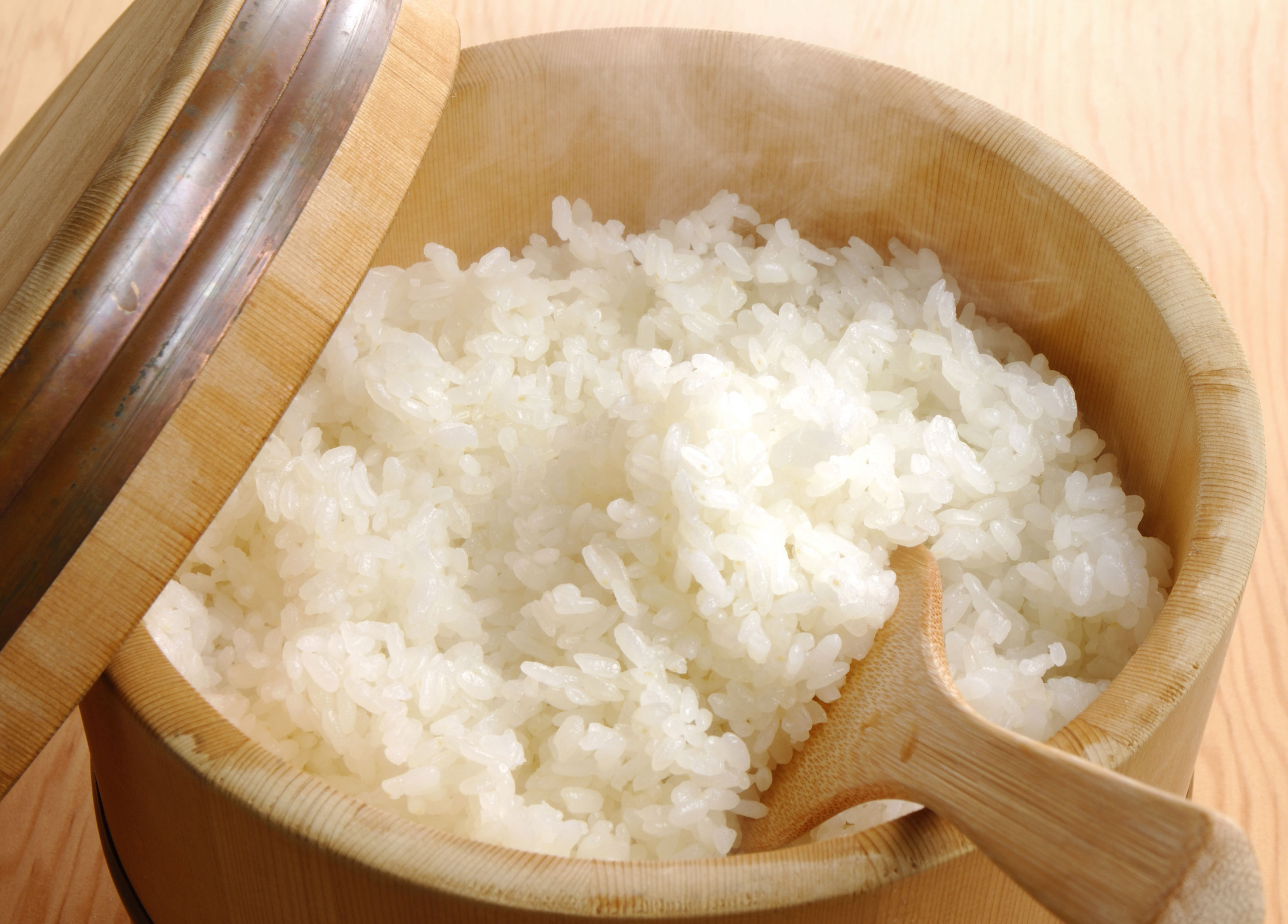木のおひつに盛った炊きたての白ごはん