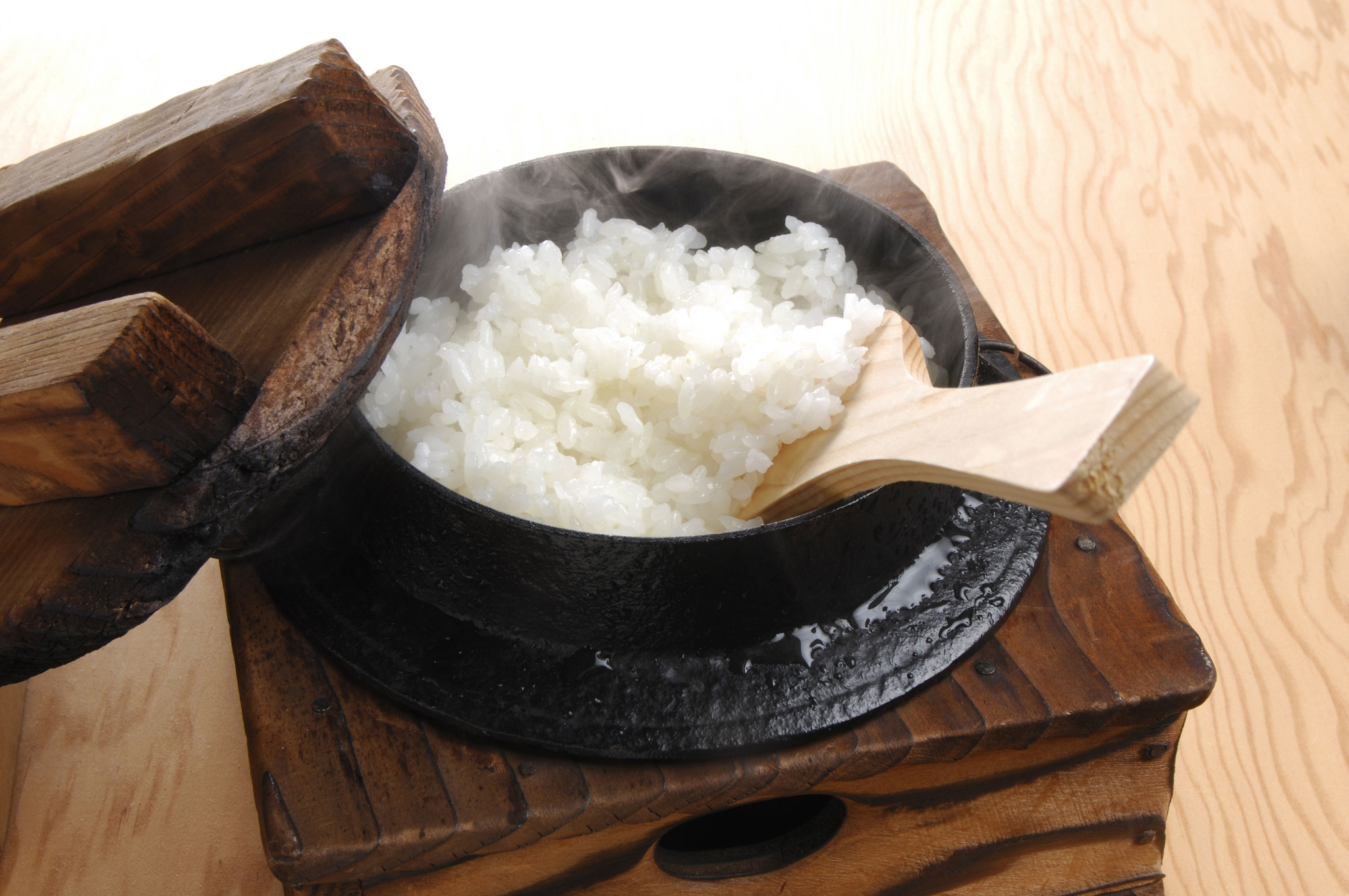 炊きたてのごはんを盛った土鍋としゃもじ