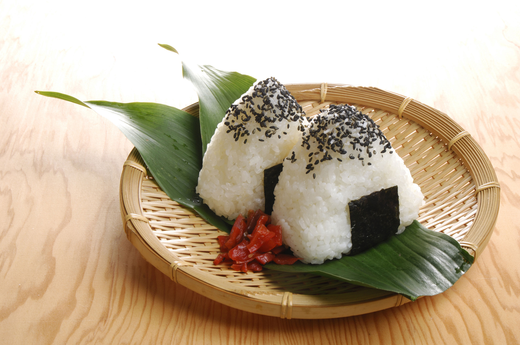 いろいろなおにぎりを並べた食卓