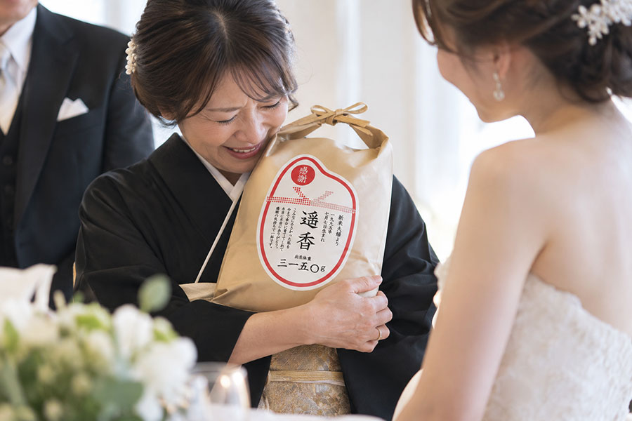 生まれた時の重さと同じ体重米を抱く母親